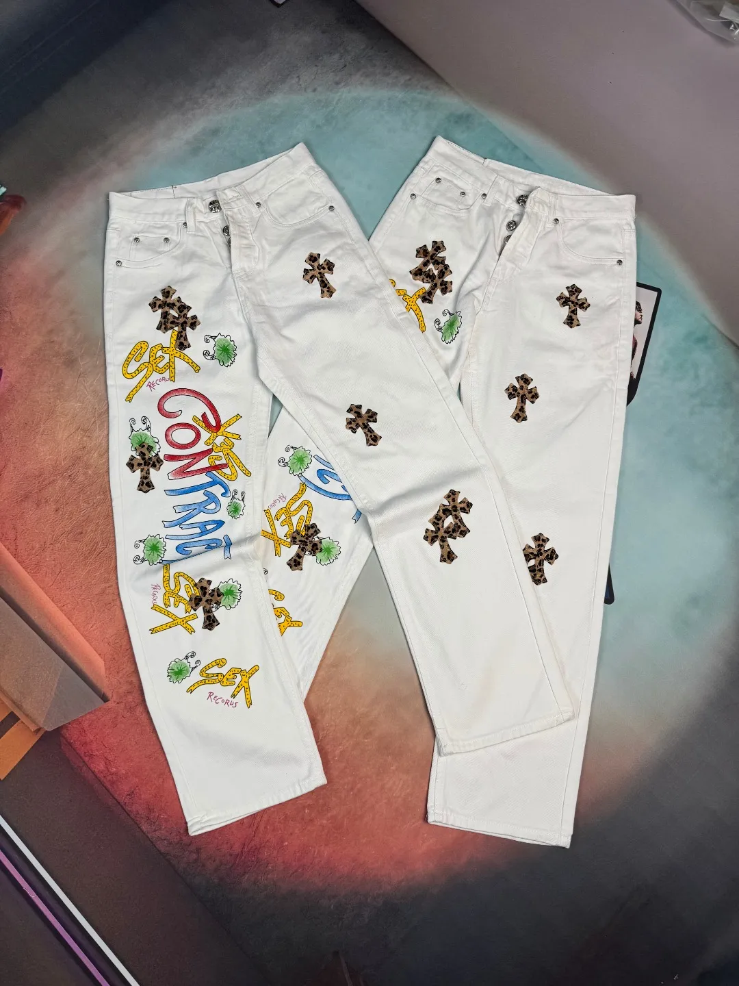🅿️290 🔘Style No.-KL102 🔘Chrome Hearts𝐂𝐡𝐫𝐨𝐦𝐞 𝐇𝐞𝐚𝐫𝐭 24SS white background with leopard print vintage graffiti painted high street jeans* Chrome Hearts and Levi's The co-branded white cross leopard print jeans are considered to be the best in the jeans industry and are extremely popular. The pure cotton twill fabric supplied by customers has clear texture, and the cross leopard pattern inlay follows the latest trend. Its unique charm is unstoppable. Believe me, if you buy these trendy products, you will be able to fly all the way on the fashion track and easily become the focus of fashion in your circle of friends! Act quickly and let's blow up the streets together!  Fashionistas, look over here! Darlings, today I have to share with you my latest favorite - personalized graffiti jeans! When I put it on for the first time, I felt so cool and cool, as if the whole street was my show. Colorful graffiti elements break the monotony of traditional denim, and every pattern looks like a carefully crafted work of art, unique and eye-catching. The high-waisted version optimizes body proportions and easily creates long legs. The fabric is soft and elastic without any tightness, so it can be used for daily outings or sports and leisure activities. It has perfect versatility. Pair it with a simple short top to look fashionable. Pair it with a personalized navel-baring top to turn it into a street focus. Of course, there is more than one “star” on the fashion stage. This pair of Croxin pants dominates the fashion circle with its outstanding colors. Made from carefully selected beaded canvas and washed with heavy-duty water, the upper body is extremely textured, and the three-dimensional tailoring creates a straight trousers shape. ZP customized hardware, with customized small leather label, full of details, simple yet stylish, genderless design is super cool, and can be easily used by both men and women.  Size: S M L XL (28.30.32.34) Color: White
